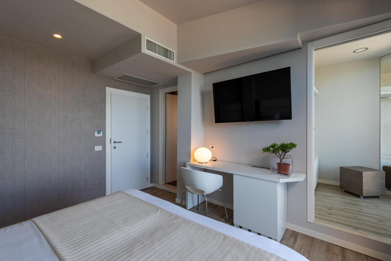Hotel Commodore Риччоне Екстер'єр фото
