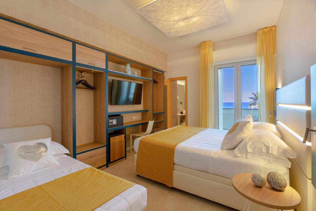 Hotel Commodore Риччоне Екстер'єр фото