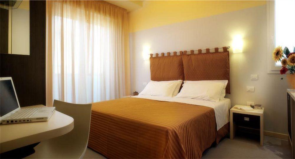 Hotel Commodore Риччоне Екстер'єр фото