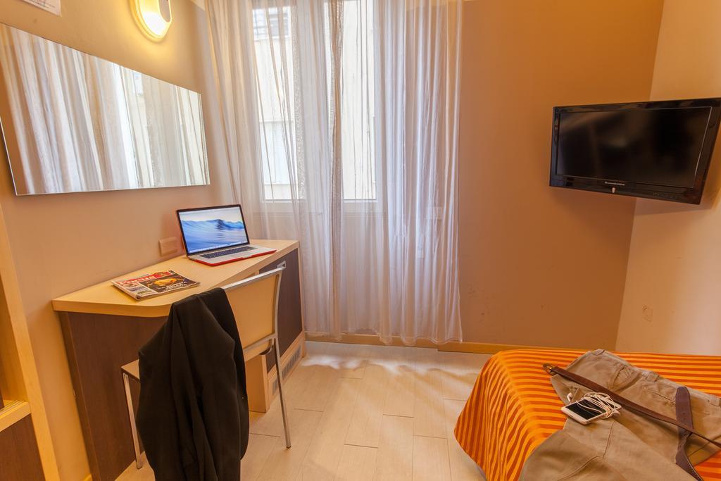 Hotel Commodore Риччоне Екстер'єр фото