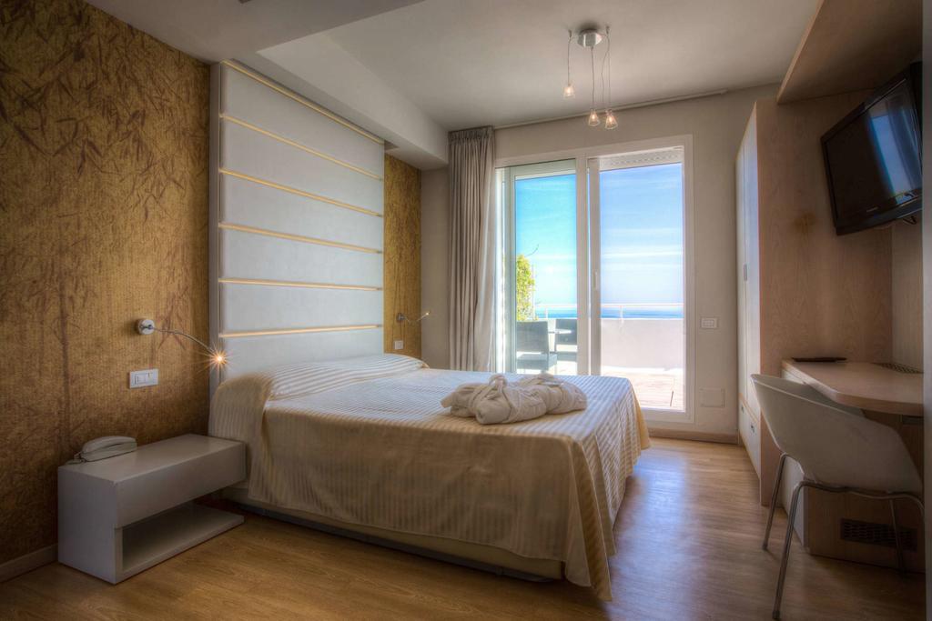 Hotel Commodore Риччоне Екстер'єр фото