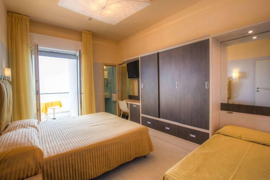 Hotel Commodore Риччоне Екстер'єр фото